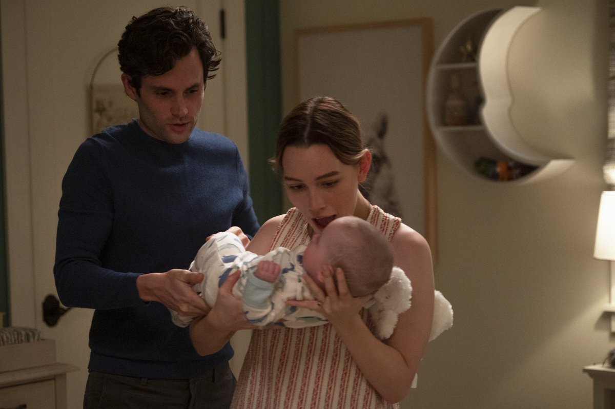 NetflixES's tweet photo. Sí, este es Joe con una mochila de bebé👀 La tercera temporada de #YouNetflix llega el 15 de octubre. https://t.co/BuRc4jI5ow