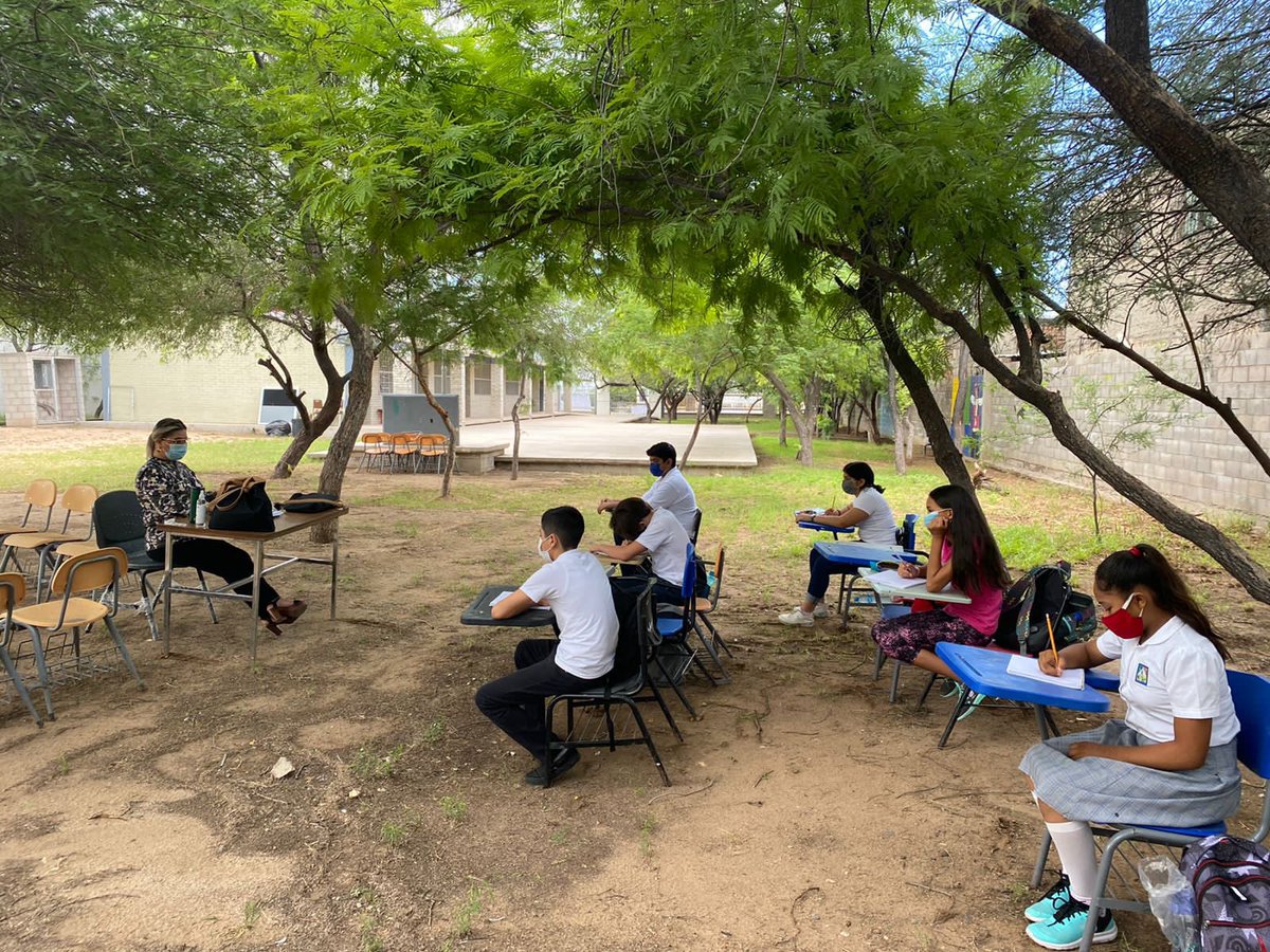 michelleriveraa's tweet photo. #RegresoAClases2021  ¡estos adolescentes toman clase al aire libre en #Hermosillo! 

Secundaria Estatal No. 15 Hermosillo Sonora https://t.co/eQnCSsisqy