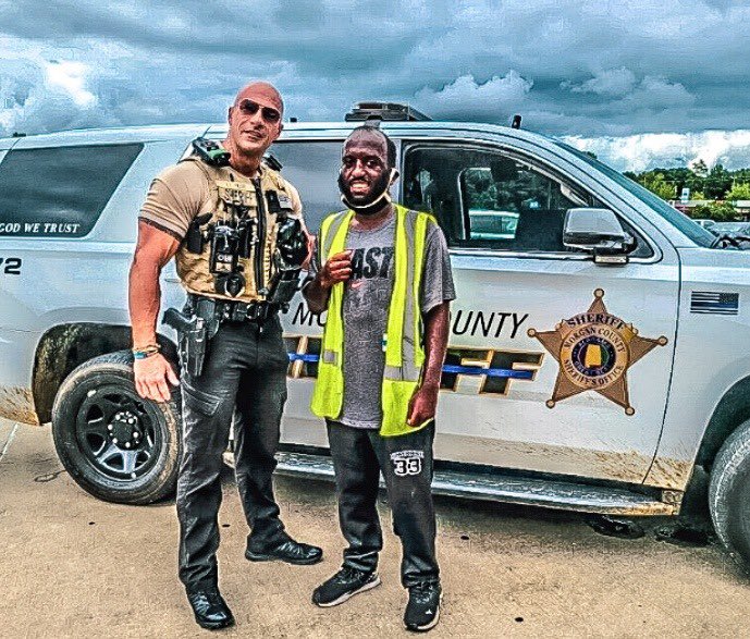 SueltaLaSopaTV's tweet image. Se hace viral un policía de #Alabama por su parecido a #TheRock 🔥 Su nombre es #EricFields y ya le piden fotografías por donde quiera que pasa 🔥
.
#entretenimiento #famosos #omg #wow #fyp #trending #news 📸: Eric Fields IG / Morgan County Sheriff’s Office