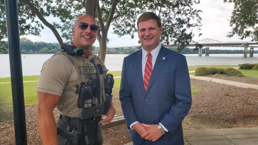 SueltaLaSopaTV's tweet image. Se hace viral un policía de #Alabama por su parecido a #TheRock 🔥 Su nombre es #EricFields y ya le piden fotografías por donde quiera que pasa 🔥
.
#entretenimiento #famosos #omg #wow #fyp #trending #news 📸: Eric Fields IG / Morgan County Sheriff’s Office