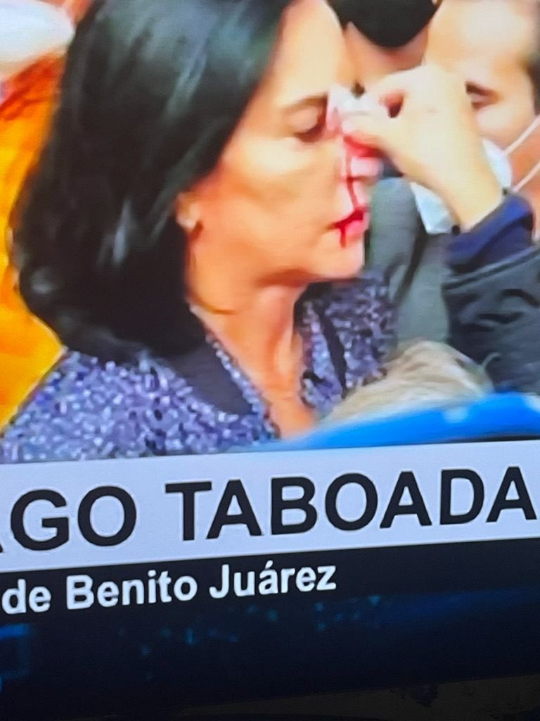 TERE_PAREDES's tweet photo. Esta conferencia de prensa fue el motivo por el que fueron agredidas las alcaldesas electas; eso se llama represión @Claudiashein, por cierto, no que ya no había ganaderos?; Mi solidaridad con @lialimon.
#TodasSomosLía https://t.co/iGNYiGYA4I