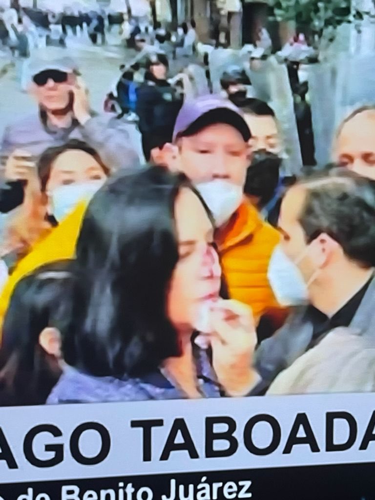 TERE_PAREDES's tweet photo. Esta conferencia de prensa fue el motivo por el que fueron agredidas las alcaldesas electas; eso se llama represión @Claudiashein, por cierto, no que ya no había ganaderos?; Mi solidaridad con @lialimon.
#TodasSomosLía https://t.co/iGNYiGYA4I