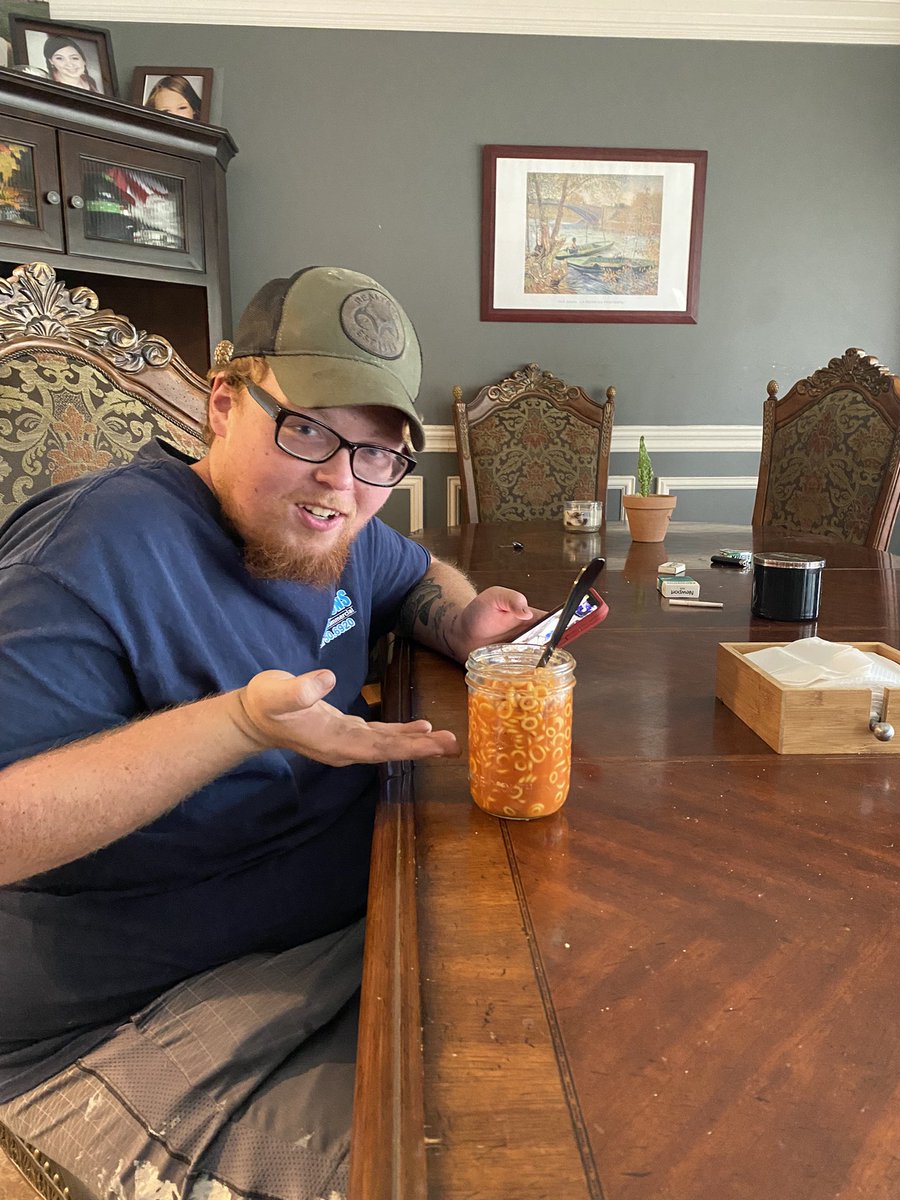 ChloeRainnn's tweet photo. Back at it again with another tall cold glass of spaghettio’s for breakfast https://t.co/dF94PHvDUG