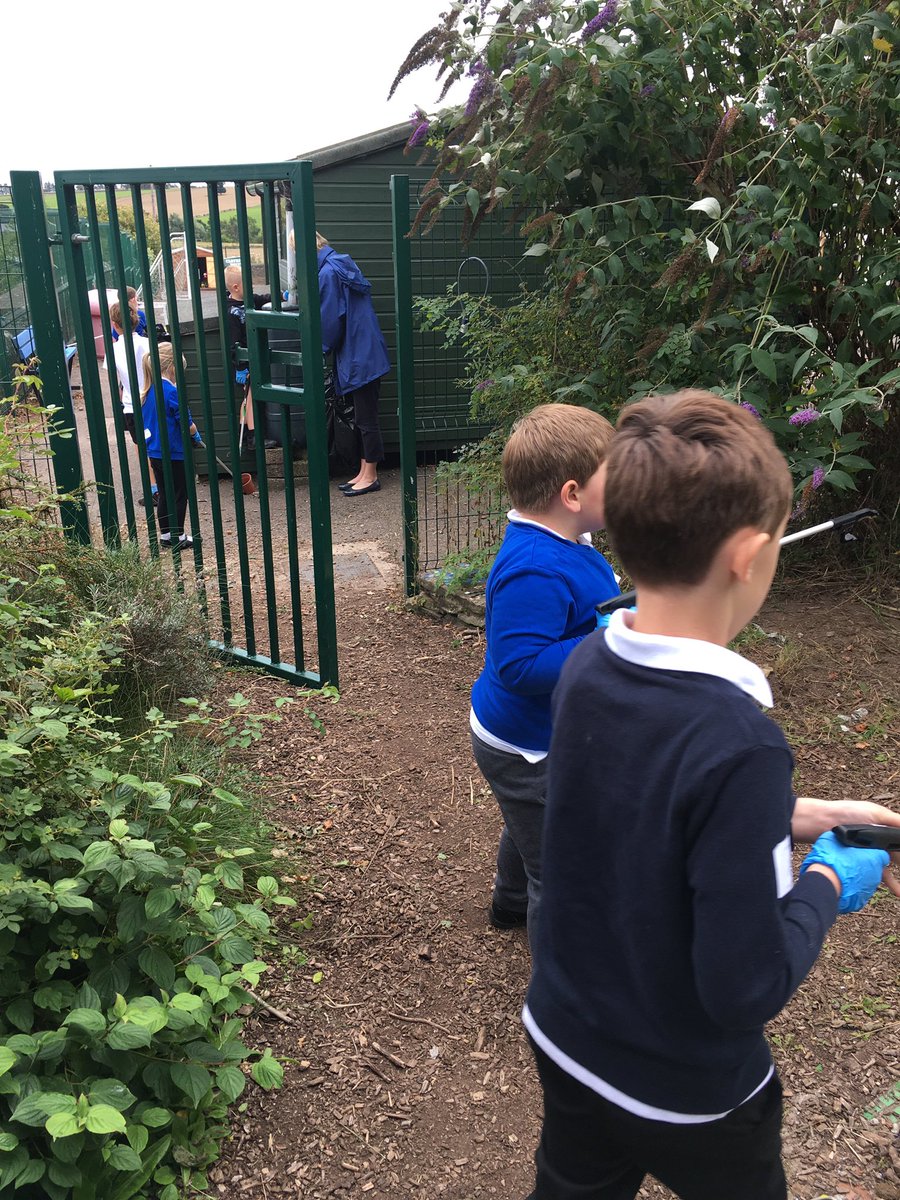 Keeping our school clean! P1-3 litter picking this afternoon @EcoSchoolsScot