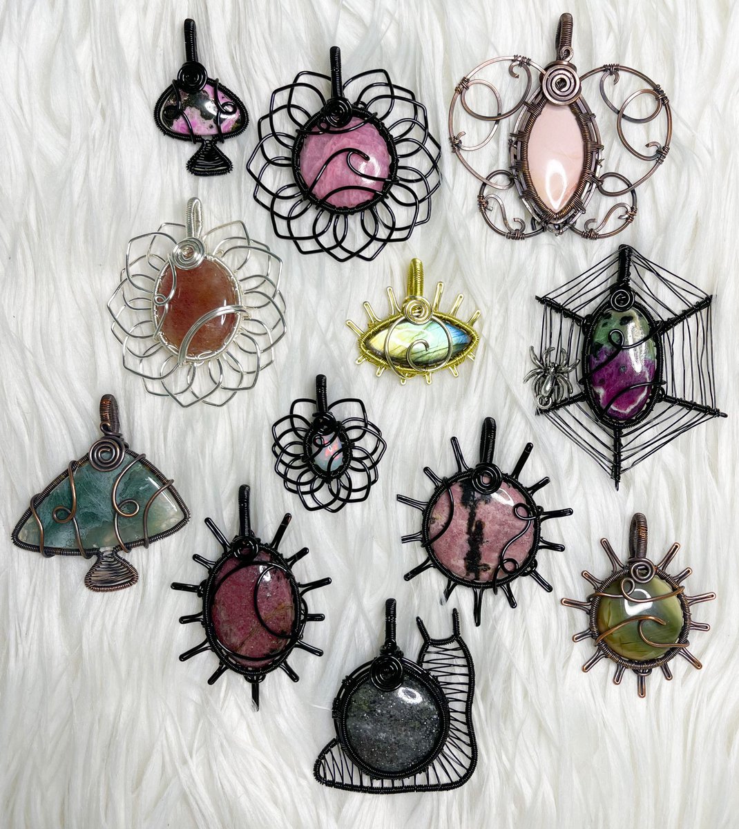 mildhippie's tweet image. 💗🌹🌱 ROSE GARDENS 💗🌹🌱

pendants available Sept. 3rd at 4pm est