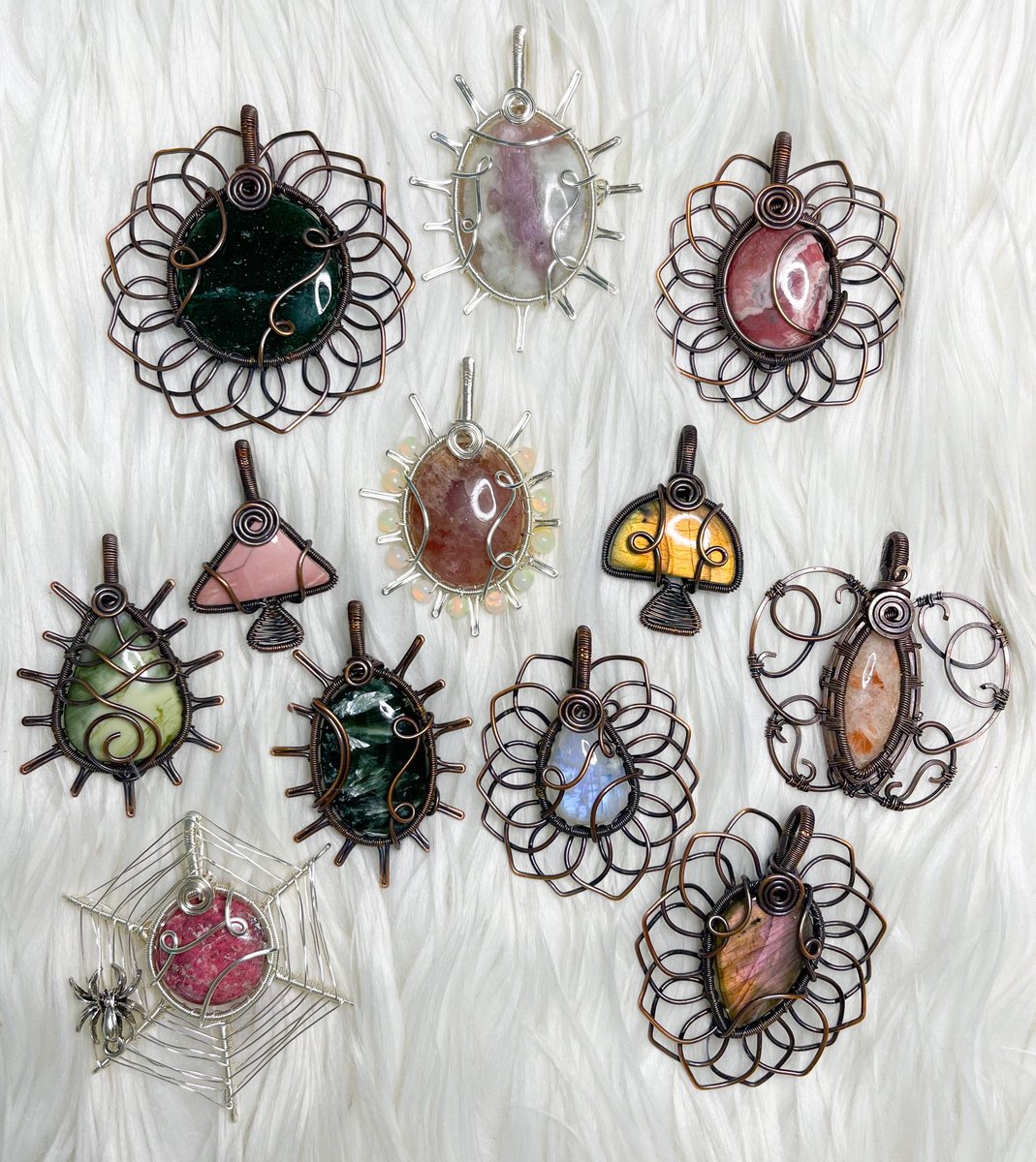 mildhippie's tweet image. 💗🌹🌱 ROSE GARDENS 💗🌹🌱

pendants available Sept. 3rd at 4pm est