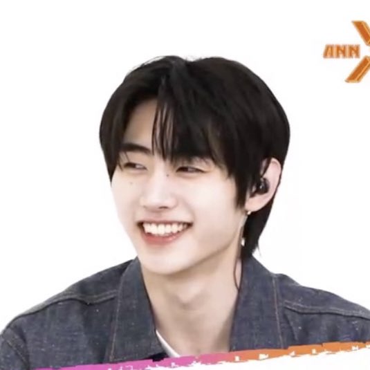 잘생긴 성훈이..청자켓 진짜 잘 어울려🤍