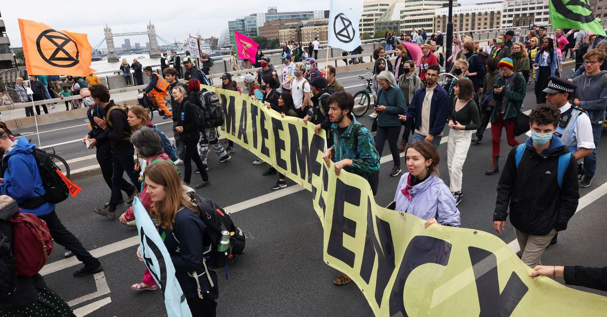 ReutersUK's tweet photo. Extinction Rebellion protesters block London's Tower Bridge https://t.co/lra7xSGNY4 https://t.co/S5VJaXMSi5