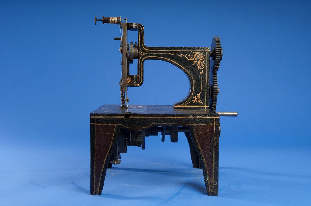 Singer's. Исаак Зингер первая швейная машинка. Швейная машина Зингер 1851. Исаак Меррит Зингер швейная машинка. Швейная машинка Зингер 1851 года.
