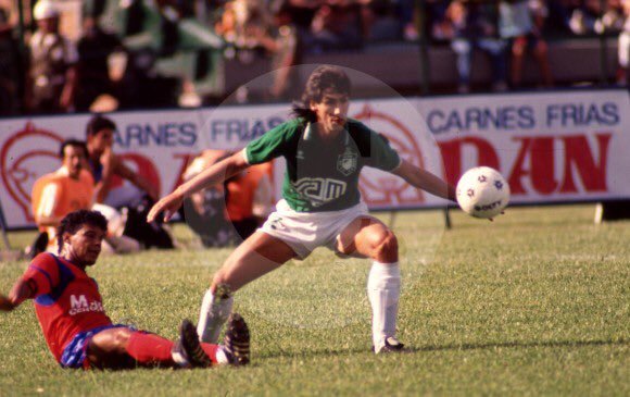 retroverdolaga's tweet photo. Un día como hoy, pero en 1990 se dio el regreso a @nacionaloficial del inmortal, Andrés Escobar, tras su paso por el fútbol suizo. En esa fecha el verde se enfrentó a Medellín. 📸: @elcolombiano #RetroAlegríaVerdolaga https://t.co/SRFTy1kQDE