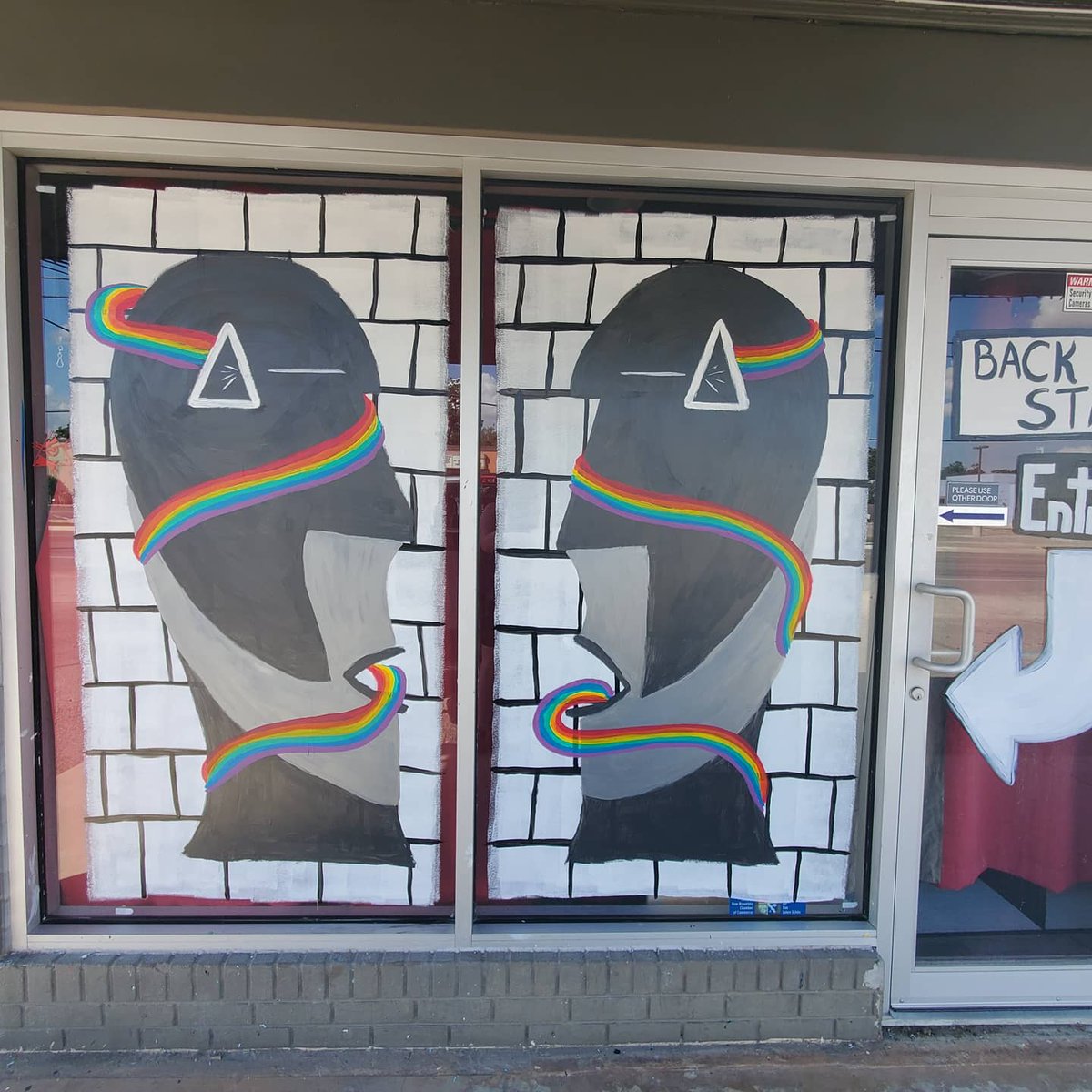 art2escape's tweet photo. Finished this piece for School of Rock 
Pink Floyd was the music of choice in the making of this art 🎸 
.
.
.
#pinkfloyd #sornewbraunfels #windowartist #windowart #windowpainting #acrylicpaintingart #art2escape https://t.co/2xpQ5yni7x