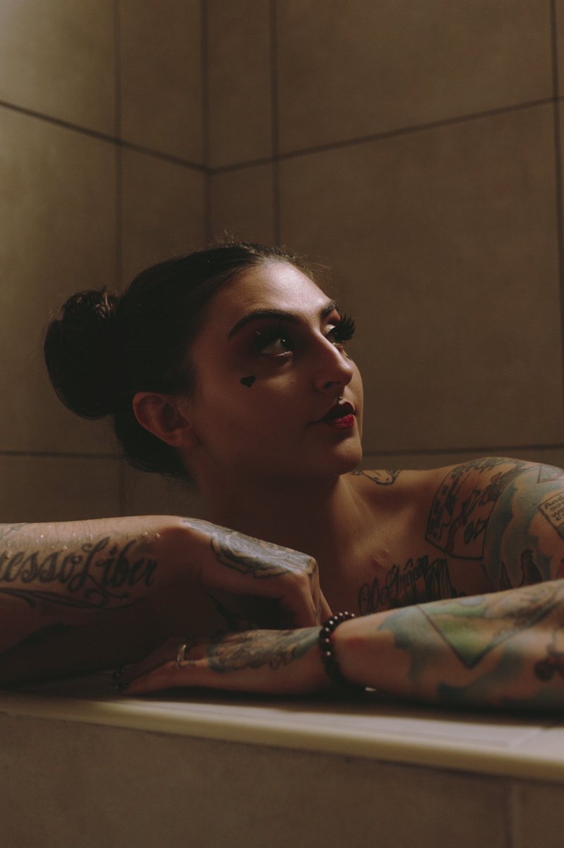 𝕀 𝕙𝕒𝕧𝕖 𝕟𝕠 𝕔𝕣𝕖𝕒𝕥𝕚𝕧𝕖 𝕔𝕒𝕡𝕥𝕚𝕠𝕟 𝕥𝕠𝕕𝕒𝕪. 𝕀 𝕒𝕞 𝕥𝕚𝕣𝕖𝕕. ❤️ 𝕌 𝕥𝕙𝕠  #beauty #boudoirshoot #bathtubshoot #skin #tattoos #art #eyes #kenyanphotography #altmodel #inkedmodels #alternativebeauty