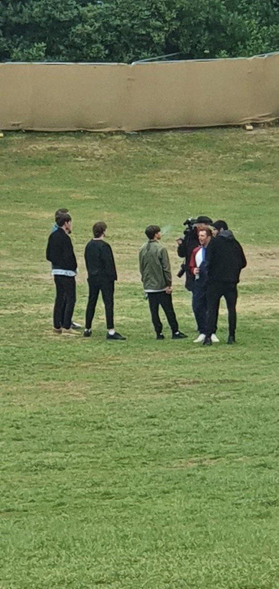 louisnmen's tweet photo. first content of the day 😁 happy louis day! https://t.co/zUiFhDWDDJ