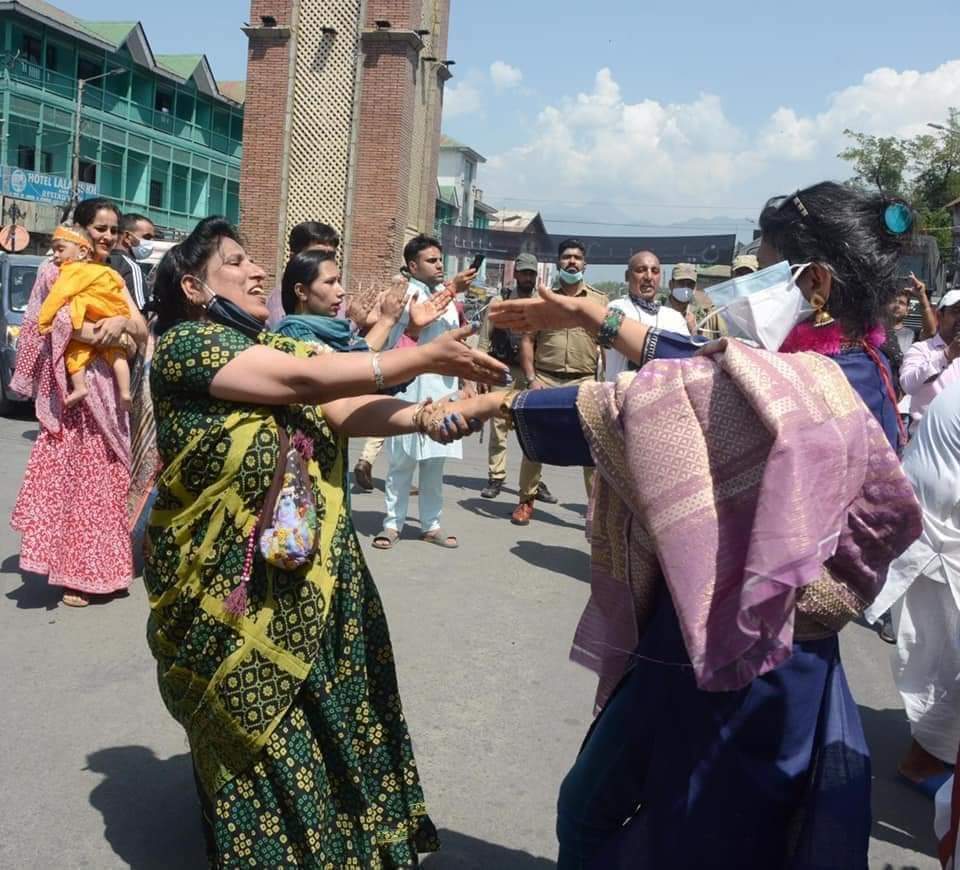 75 साल बाद श्रीनगर (कश्मीर) के लाल चौक पर जन्माष्टमी पर्व की झाँकी।