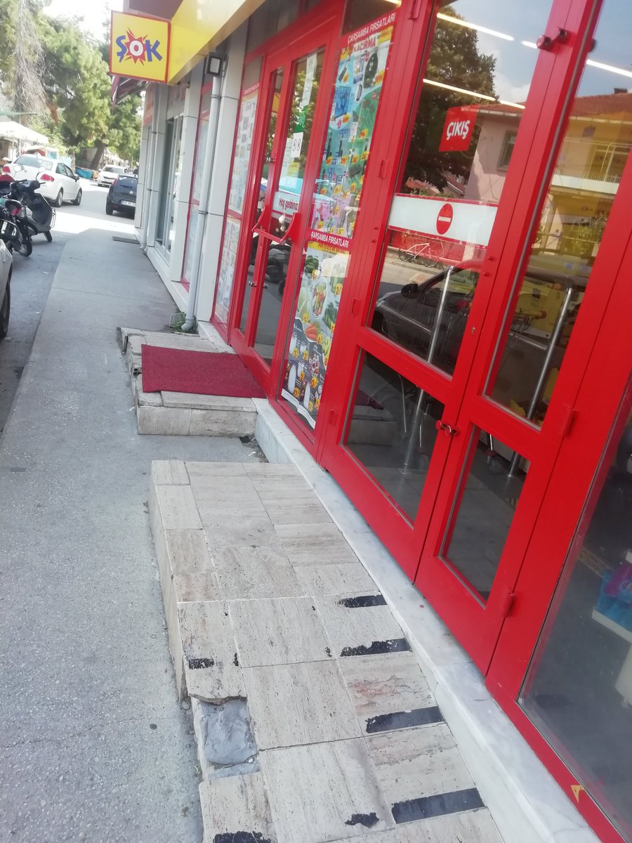 Görmüş olduğunuz resim sarıcapaşa mahallesindeki şok marketin önü
Çocuklar ve yaşlılar kaldırımdan geçerken ortadaki çukura düşüyorlar lütfen <a href="/EdirneBel/">Edirne Belediyesi</a> olarak bu konuya çözüm getirir misiniz <a href="/edirne_valiligi/">Edirne Valiliği</a> <a href="/herkesicinCHP/">CHP 🇹🇷</a> <a href="/kilicdarogluk/">Kemal Kılıçdaroğlu</a> <a href="/recepgurkan/">Recep Gürkan</a>