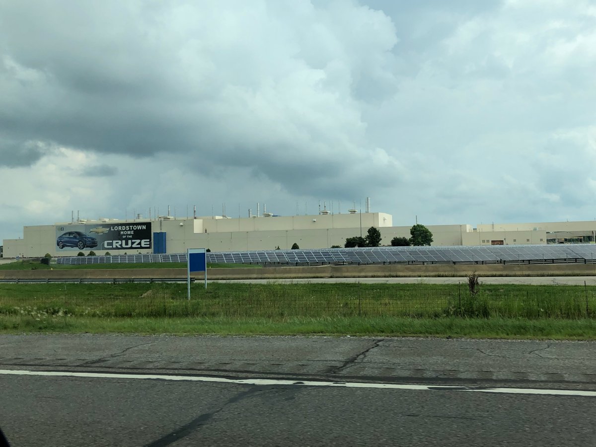 PathBalance's tweet image. Left: 2019, closed Chevy Cruze factory. Right, 2021, #Electricvehicle #roadtrip NYC to Chicago, drove past the now reopened @LordstownMotors producing American #electric #trucks. #cars #driveelectric #climatesolutions #pathbalance⚡️🚗