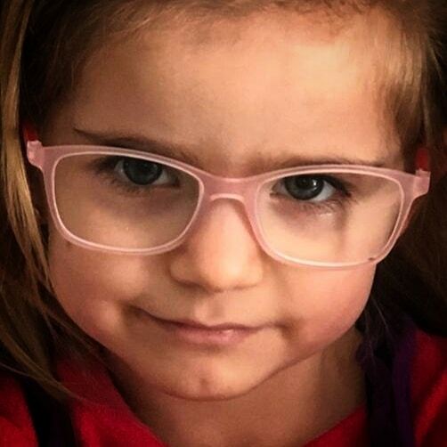 Vuelta al cole. 📚 Uno de cada cuatro escolares 👱 padece defectos visuales, 👀 como miopía, ojo vago o hipermetropía, que pueden afectar a su  rendimiento 📝 académico si no se detectan y se corrigen a tiempo. 👓  Pide cita ¡ya! 👍 #optimarratxi #tuoptica #deconfianza #marrat…