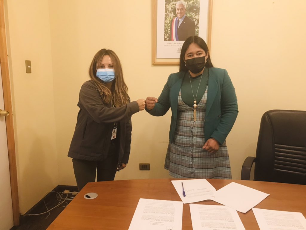 Muni_Camina's tweet photo. 🔴 Alcaldesa Evelyn Mamani y seremi de Medio Ambiente @tarapacamma @moyrartamborino firman convenio de cooperación para plan piloto de Acreditación Ambiental Municipal que contará con diagnóstico y acciones ambientales para la comuna. https://t.co/ivIMGxJQZV