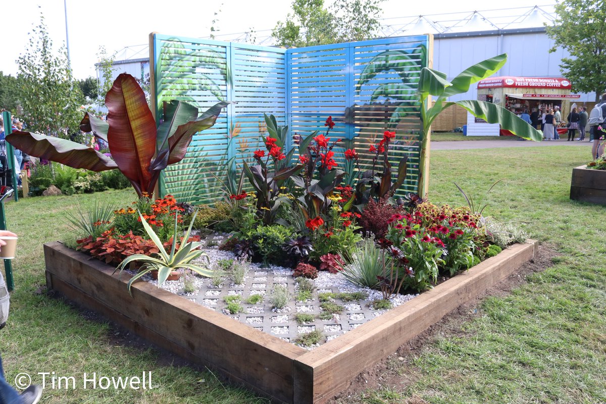 TimHowellX's tweet photo. #BBCGWLive @BBCGWLive “In Momento” designed by @FletchHort represents a quiet corner of a small garden &amp; includes lush tropical planting. I first met Cath at RHS Chatsworth and I always enjoy talking to her about her community gardening activities,screen artwork by @fuzzy_concept https://t.co/bP31SALEJ9