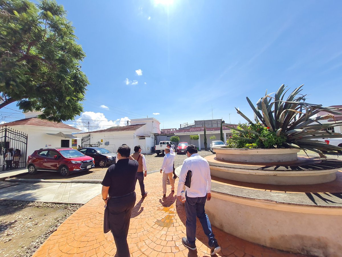 INE_Oaxaca's tweet photo. Consejero del CG del @INEMexico @Jose_Roberto77 realiza recorrido en las instalaciones de la JD 04 Tlacolula de Matamoros, en compañía del Delegado del #INEOaxaca Lic. @edg_arias y los Vocales Distritales. https://t.co/6oH13FPdqA