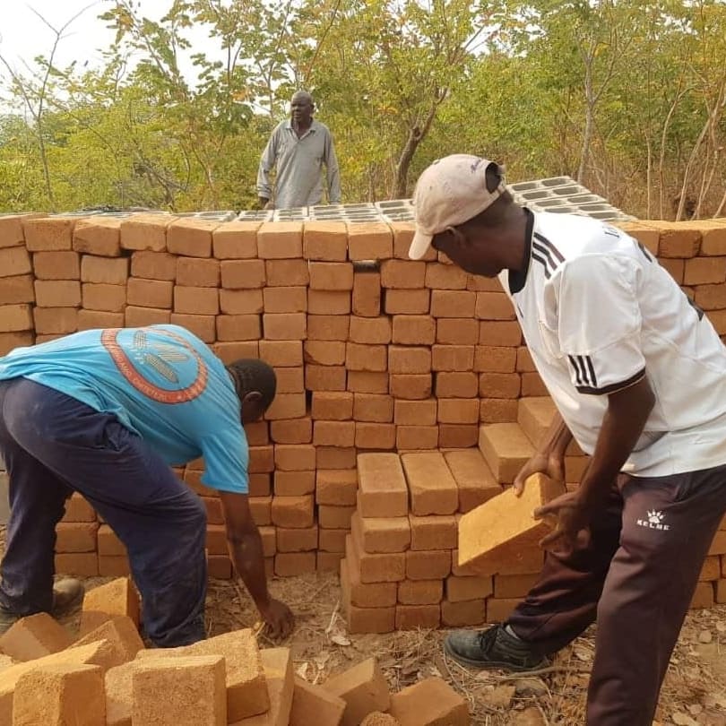 UsisyaT's tweet photo. Our team is busy with constructing facilities at the four campsites and trail marking! Take a look ➡️ P1/2

@MalawiTourism 
#Tcharo #Mlowe #Chombe #Chitimba #GIZMIERA #ICMPROJECT https://t.co/BAAUrW7LXt