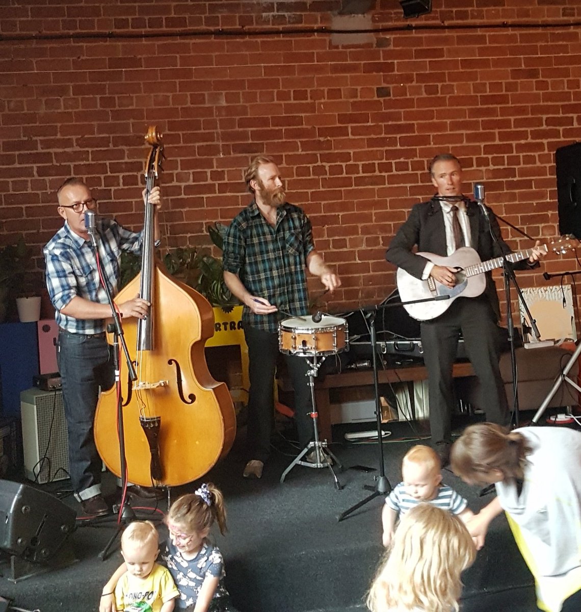 LynneStrutt's tweet image. What a brilliant courtyard party put on by @tap_bottle @meanwoodbrewery with @davidwbroad and the Meanwood Valley Stompers Lovely to see people up dancing, lots of Mums and Dads dancing with their little children #blues #chicagoblues @MVPtweet