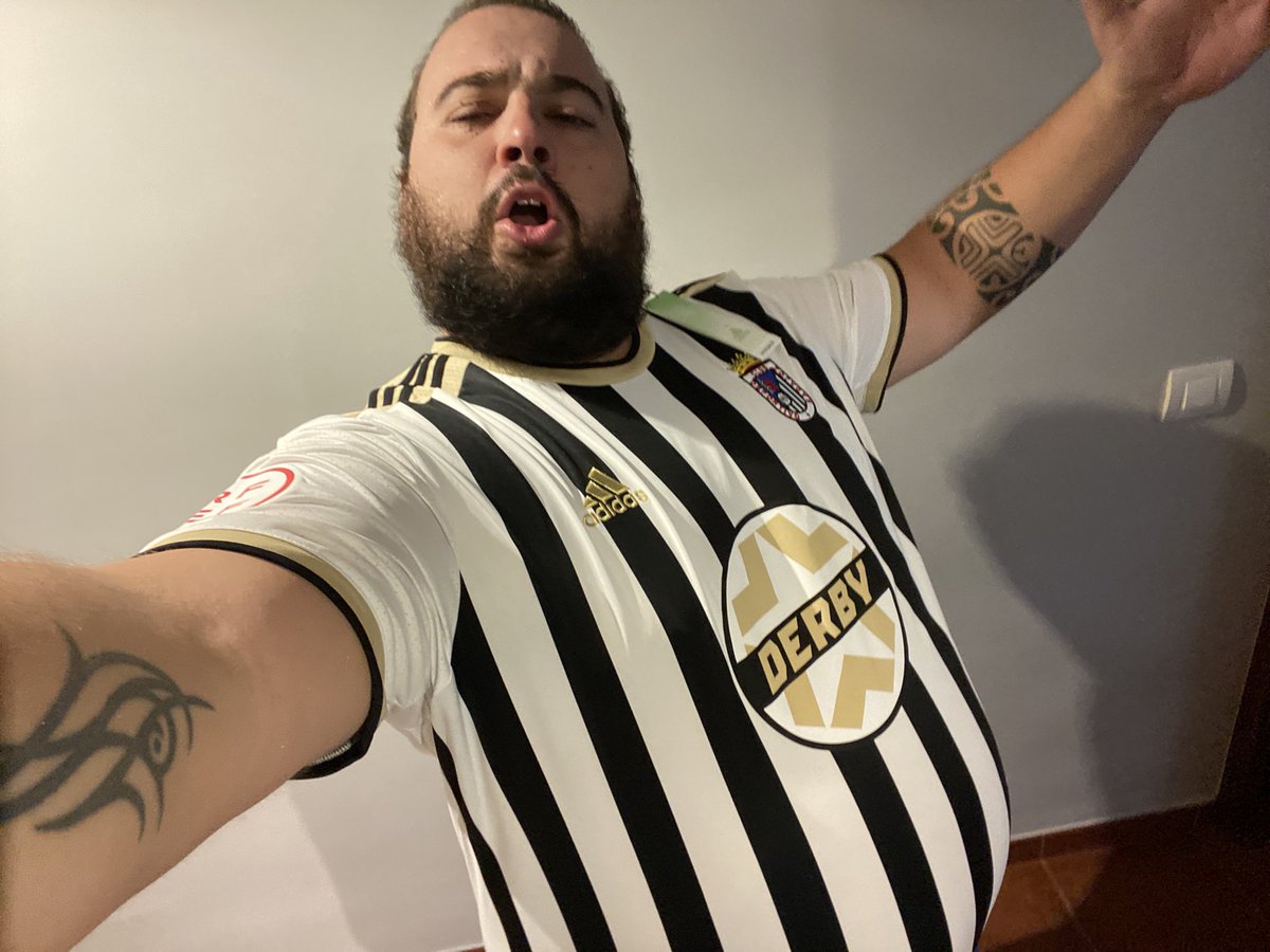 Zarallo's tweet photo. Contentísimo con lo que vi en el campo ayer... y hoy mi señora me sorprende con esto.... que contento estooooooy aúpa @CDBadajoz https://t.co/FNxVKdaW6S