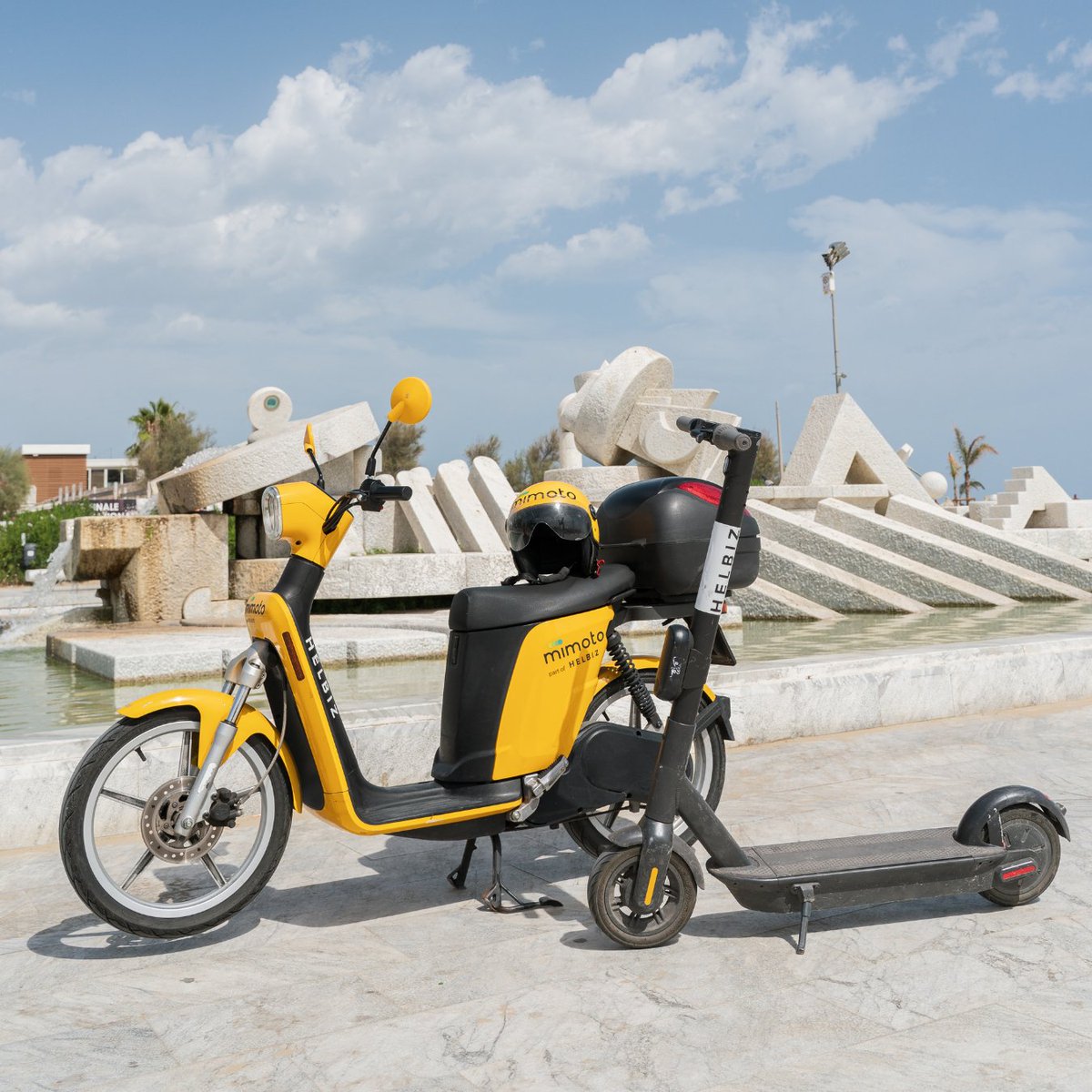 Ogni distanza ha il suo mezzo. Scegli il tuo! 🛵  🛴 
🛴 👉 per l’ultimo miglio in città 
🛵 👉 per andare ancora più lontano 
Apri l’App e scopri dove sono tutti i nostri mezzi 📲
#sostenibilità #multimodalità #MiMoto @helbizofficial