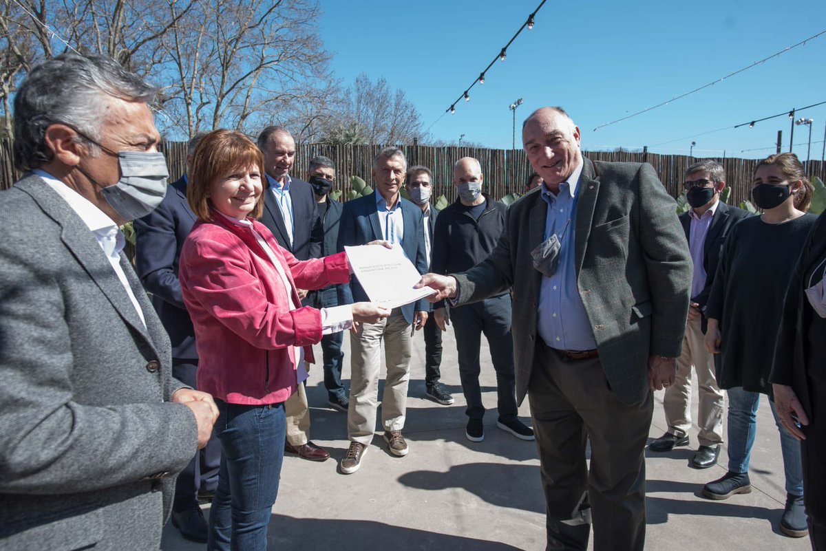 #AHORA 

Seguimos trabajando en conjunto con las fundaciones de <a href="/juntoscambioar/">JxC Juntos por el Cambio</a> 

Presentamos el documento Manifiesto por una Argentina Mejor. 8 compromisos para el futuro. 

Hay futuro si trabajamos juntos. 

#ElManifiestoDelCambio
#8Compromisos
