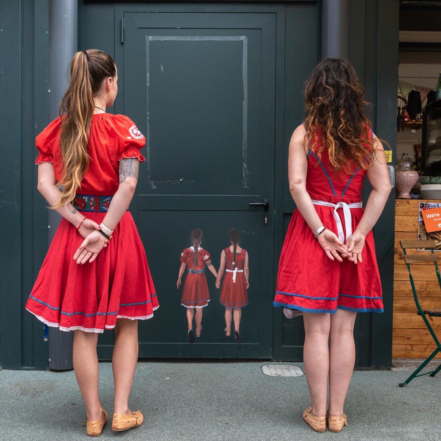 OUR TOWNS’ BRINGS GILLEN AND PYATT AND ARTISTS TO BASILDON WALLS brooklynstreetart.com/2021/08/30/our… <a href="/douggillen/">Doug Gillen</a> <a href="/CharlottePyatt/">Charlotte Pyatt</a> Helen Bur. “Our Towns”. Basildon, UK. September 2021. (photo © Aruallan)