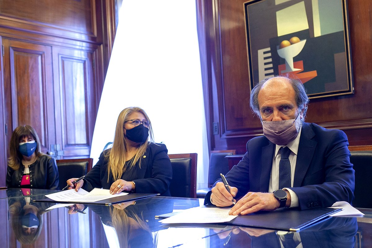 prensabna's tweet photo. El Banco Nación firmó un convenio con la cámara que agrupa a los supermercados chinos para permitir que los consumidores accedan a productos y precios más convenientes en 10 mil bocas de expendio de todo el país. https://t.co/eQLxFYUWu5 https://t.co/bLZ0CcBcWr
