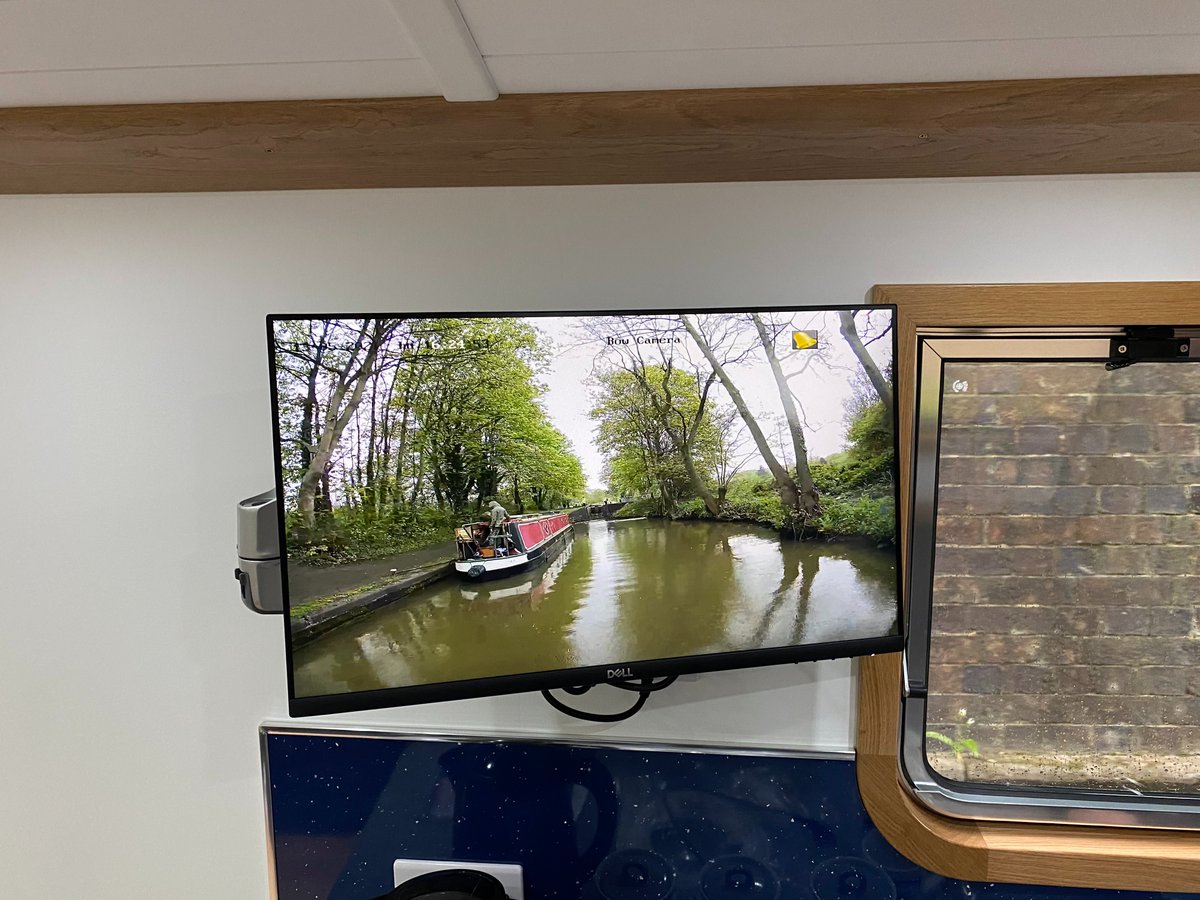 Hargreaves II has network cameras installed, providing security, but also gives passengers inside the cabin the perfect view of their cruise, using the bow camera! 📹 #comfortcruising #boatswithtech #daytripboating