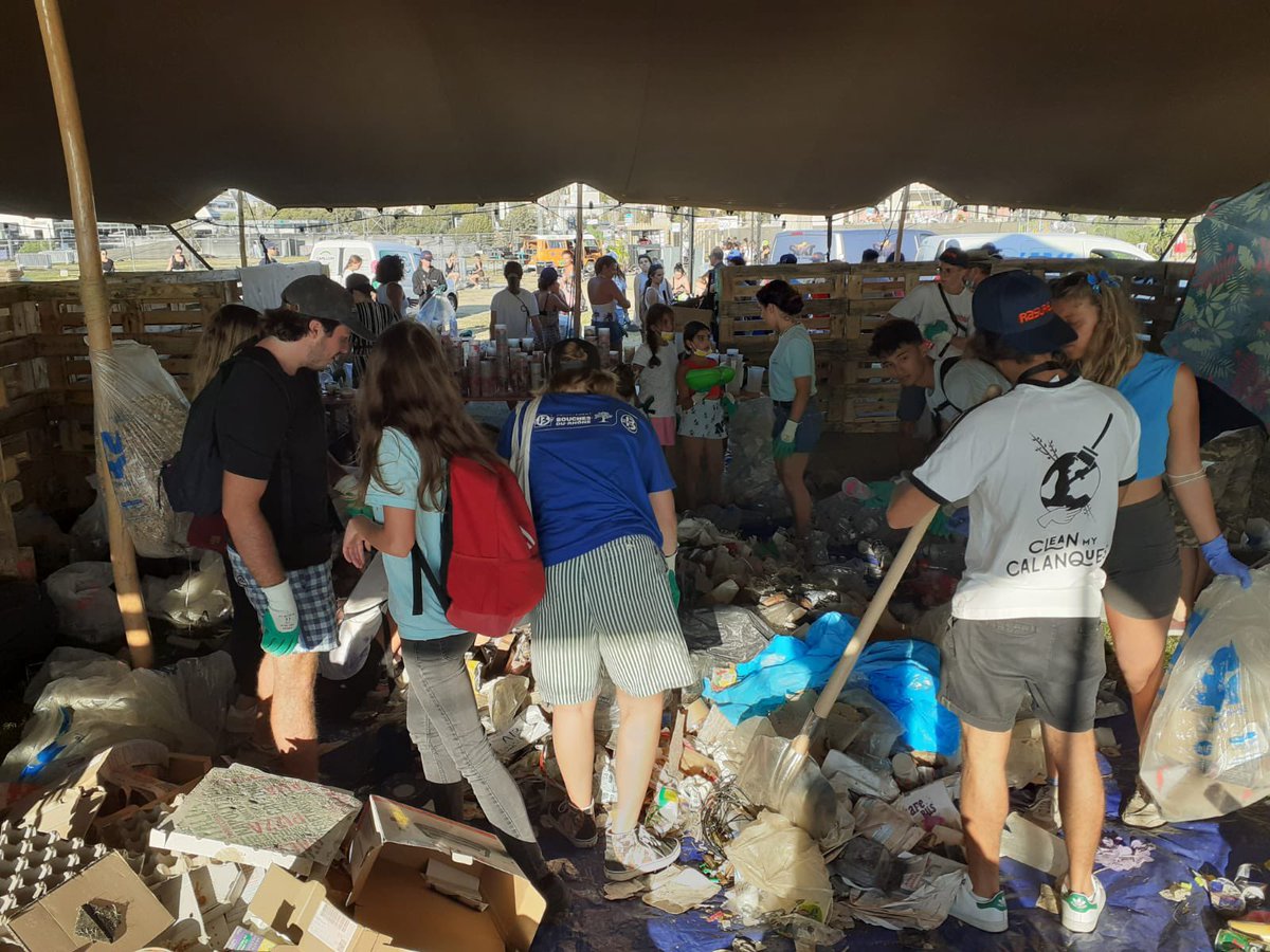 departement13's tweet photo. 💙 🧹 Aujourd'hui les bénévoles de la #Team13 ont souhaité se mobiliser pour nettoyer les plages du Prado à  @marseille après le @FestivalDelta.

Nous sommes fiers de cette jeunesse active et engagée.
ℹ️➡️ https://t.co/mOwMPkbm3X https://t.co/GOQU3B8RfH