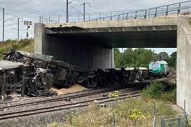 🔴Nouveau déraillement majeur d'un train de fret dans la Marne🔴

➡️Jeudi soir peu avant 22h, un train complet de 20 wagons de céréales a déraillé à St Hilaire au Temple. 13 wagons ce sont couchés sur le flanc🔴

⚠️ La ligne Reims - Châlons interrompue pour 4 semaines minimum 1/9