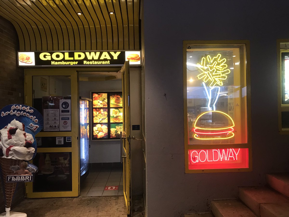 totophe's tweet photo. Aller manger dans une institution ! #lln #goldway #ForeverYoung https://t.co/CYe0VVvaLP