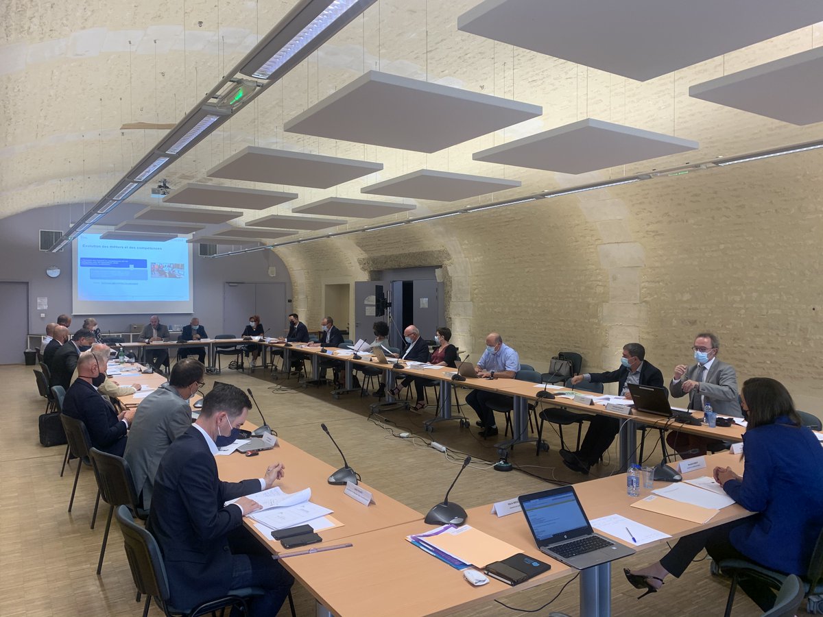 acpoitiers's tweet photo. Premier Conseil académique école-entreprise #CAEE dans l'@acpoitiers
Une instance d'échanges et un levier pour:
✔️l'#orientation des jeunes
✔️la formation des élèves et des enseignants
✔️l'insertion professionnelle
✔️des formations en adéquation avec les besoins des territoires https://t.co/mwRKvYuXpT
