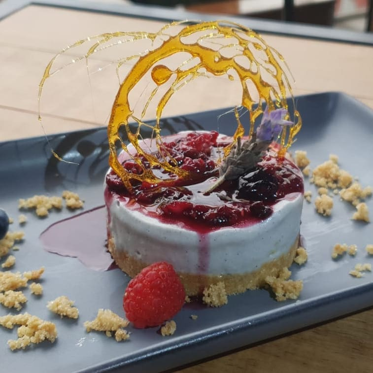pizzorama_mx's tweet photo. Prueba nuestro nuevo postre cheesecake 🍰
De queso de cabra con salsa de vino tinto y futos rojos🍓🫐 decorado con caramelo.
Reserva en línea 📧 https://t.co/MVsBsje9HU
O whatsapp 📲 5543785118 https://t.co/h878H5HNE6