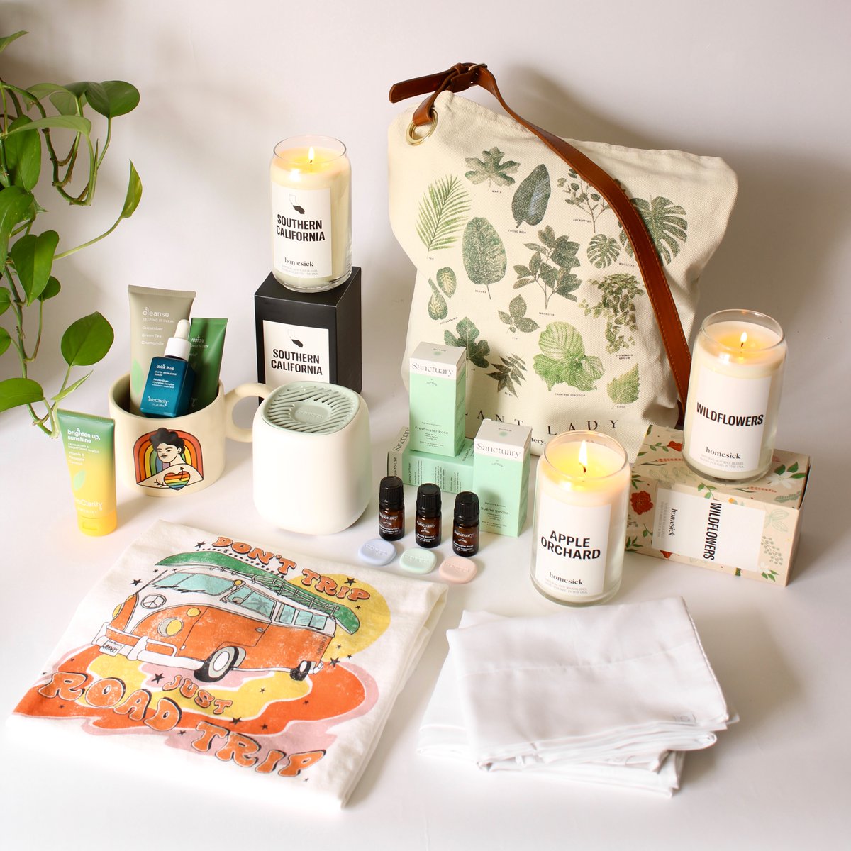 📣GIVEAWAY📣 Class is back in session and we're giving away the ultimate set of back-to-school essentials, perfect for your dorm + beauty cabinet! Enter here: bit.ly/2UByrDB