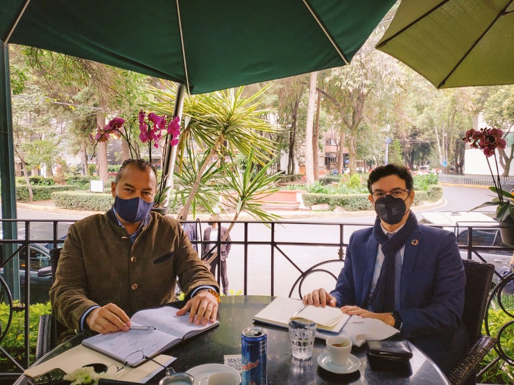 AgeproQ's tweet photo. Nuestro director general @eortizjasso se reunió con el representante regional de @ONUHabitat en América Latina y el Caribe @ElkinVelasquezM para revisar los avances en los proyectos estratégicos de Quintana Roo. #JuntosSaldremosAdelante @CarlosJoaquin @GobQuintanaRoo https://t.co/YLaJMlq73v