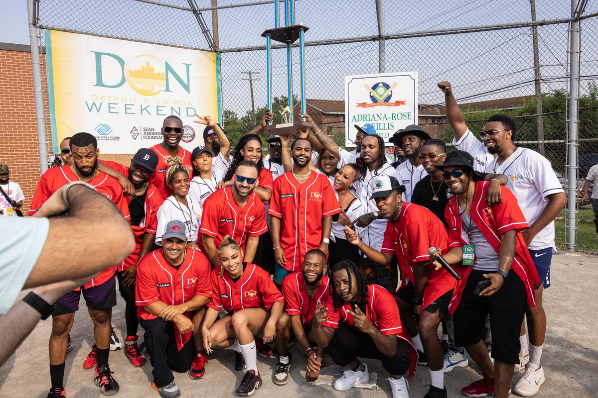 DetroitPistons's tweet photo. Kickinโ it, @BigSean style. ๐๐โ๏ธ
#DONWeekend | @bgcsem https://t.co/Y8FCCYD0Sk