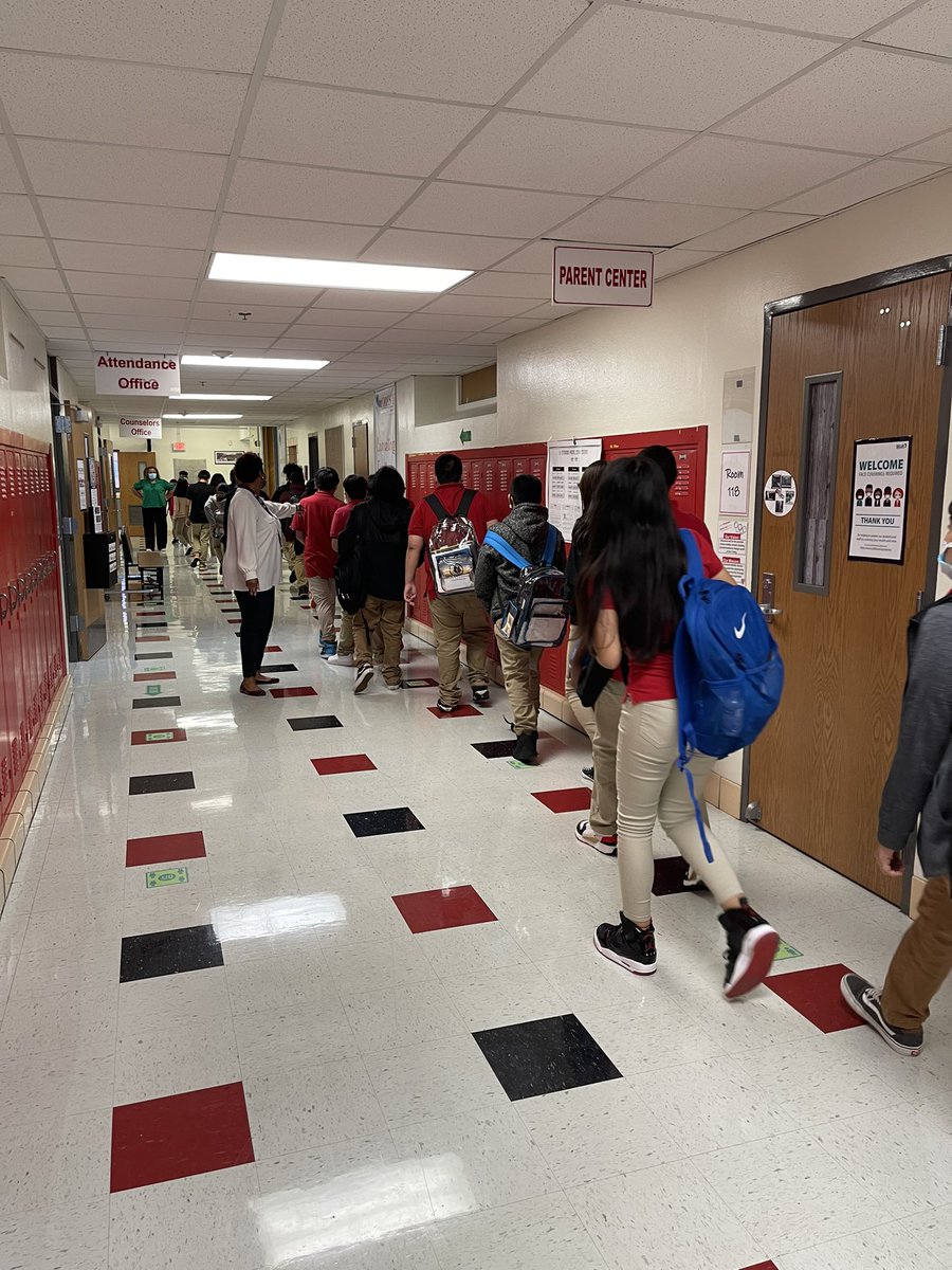 Educ8torHicks's tweet photo. Having smooth transitions lead into the classroom! This is a perfect example of a smooth transition and teacher’s understanding the campus vision. 100% teachers and staff were in the hallway and positively narrating students to class. Kudos to @Stockard_ms ! 
@SHussainDISD https://t.co/xTq8dbV6We