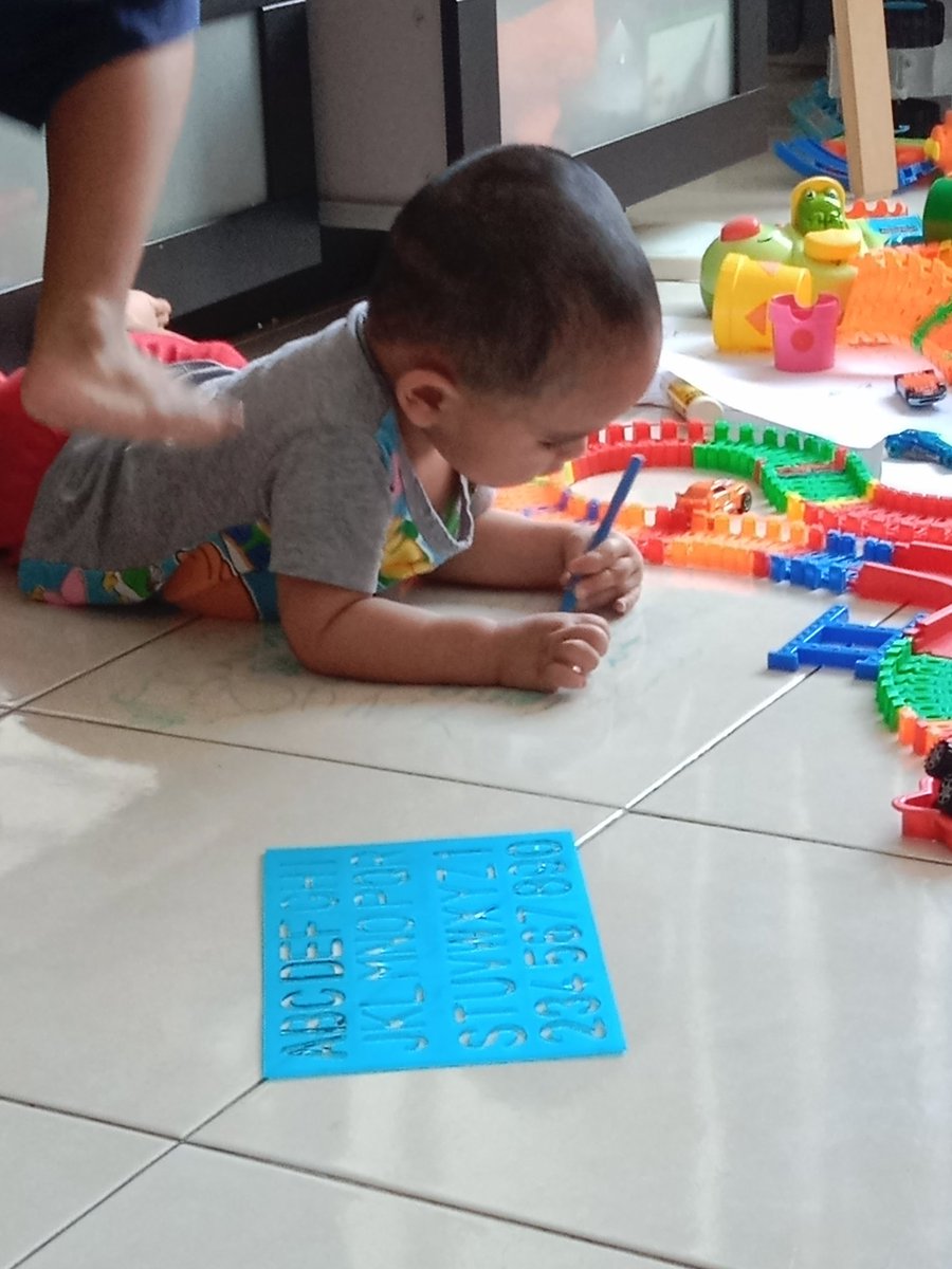 SyahkilaMustafa's tweet photo. Dulu mcm tak bagi or marah diaorg conteng2 merata . Tapi lama2 tu , mcm kesian pulak sbb masing2 sel sel otak tgh berhubung . Biar je la . Cuma skrng ni , dinding rumah , lampu ikea bapaknya , kusi ikea bapak nya , lantai rumah habis dicontengnya . 😂😂😂 https://t.co/aJhtAeKk1l