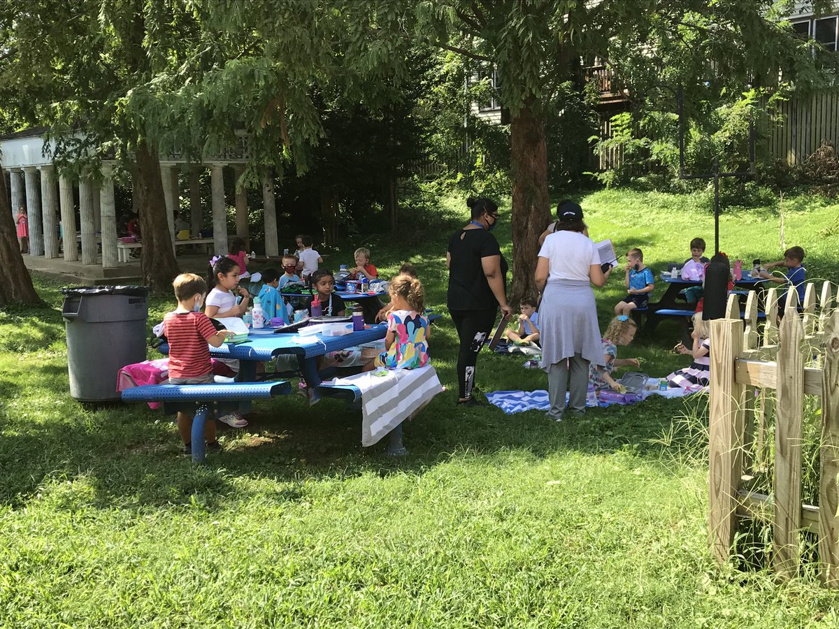 A warm but beautiful day for lunch outside to celebrate the first day of school! #TuckahoeRocks ⁦<a href="/TuckahoeSchool/">Tuckahoe Elementary School</a>⁩ #APSBack2School
