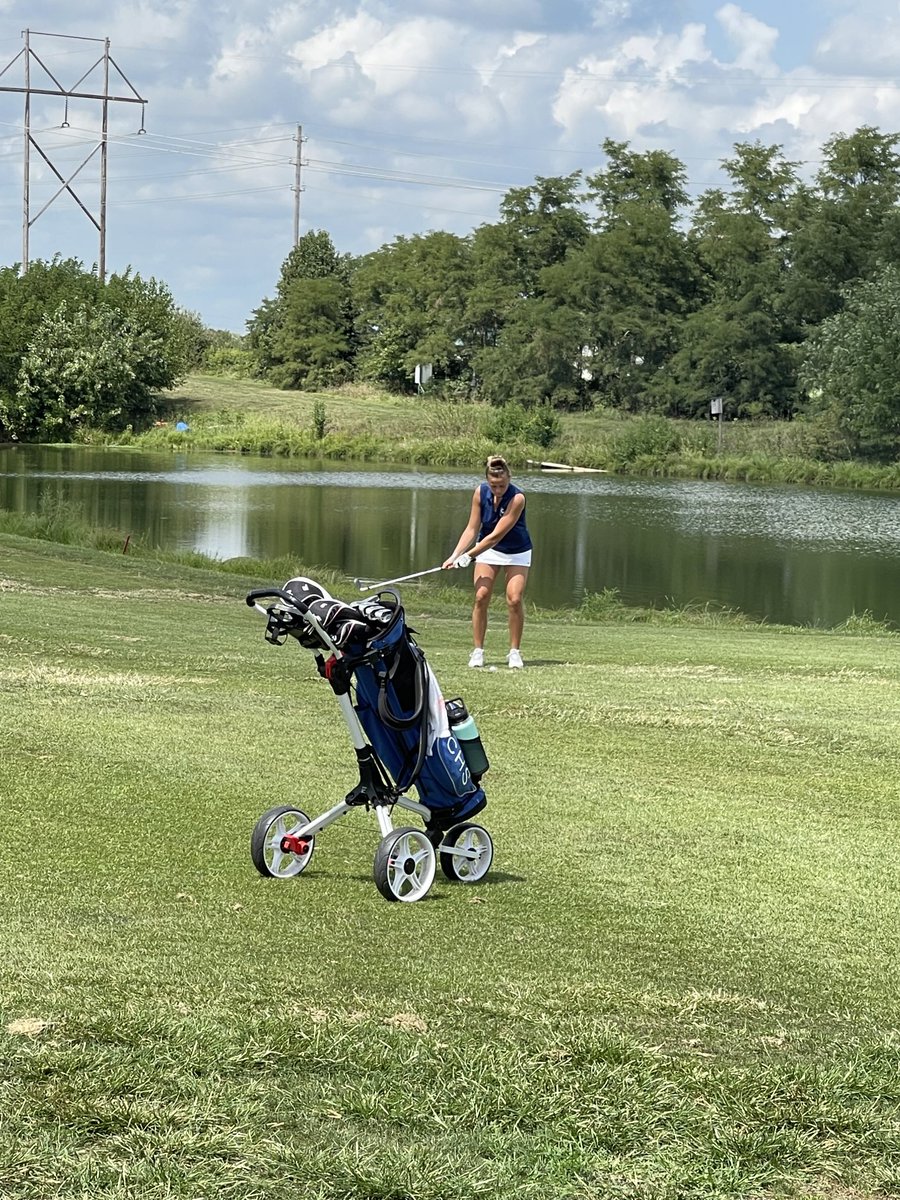Evan Sigers chips on the green with 2 holes left to play.
