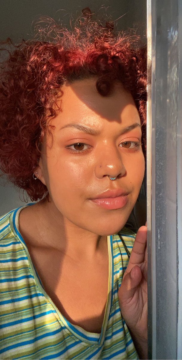 These selfies are from a year ago but twitter never got to see how truly good I looked with this hair😌