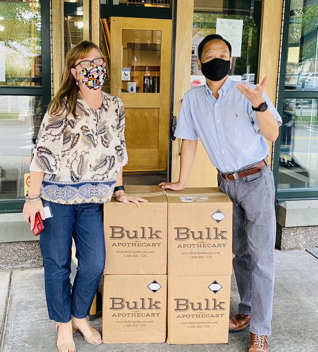 CAALsince1983's tweet image. CAAL donated 16 gallons of hand sanitizer to our beloved @carymemlibrary this morning as part of our continued Covid-19 relief program. The $850 purchase was made possible by generous donations from the community ❤️. #DoOurPart #inthistogether @TownOfLexMA @lexingtonsuper