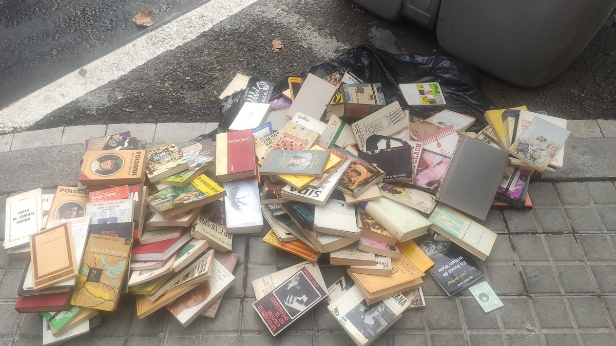 Vergonya! Vergonya! illetrats, ignorants, patuleia d'estúpids, ases al quadrat. Al carrer Rosselló amb Borrell algú ha pensat que els llibres eren inútils sense saber que l'inútil el desgraciat era ell. Salvant llibres de gent brossa. Salvant Huxley, Carme Riera, Guimerà...
