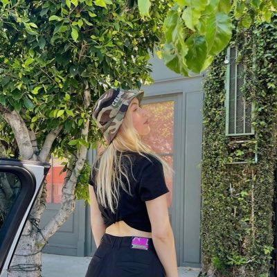 lainadelrey_'s tweet photo. @elisapetrak this is most likely a scam considering the fact that this was their profile picture yesterday https://t.co/gfywqKJQtK