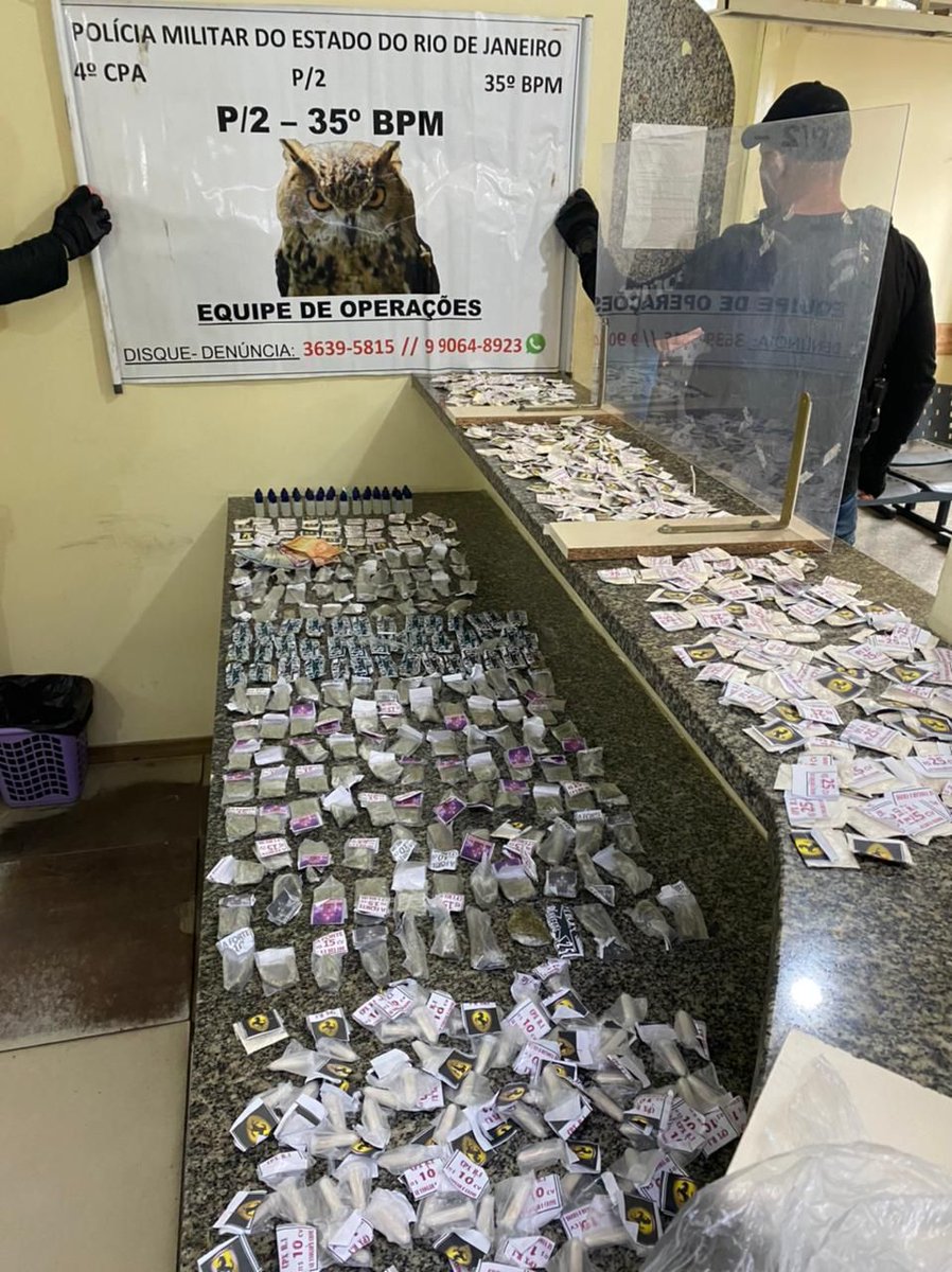 PMERJ's tweet photo. Um homem foi preso e drogas foram apreendidas pelo Setor de Inteligência do #35BPM na localidade conhecida como "Beco do Rato Molhado", em Itaboraí. O preso e o material apreendido foram levados à #71DP.
#EstamosNasRuas https://t.co/7JPeDqhx9N