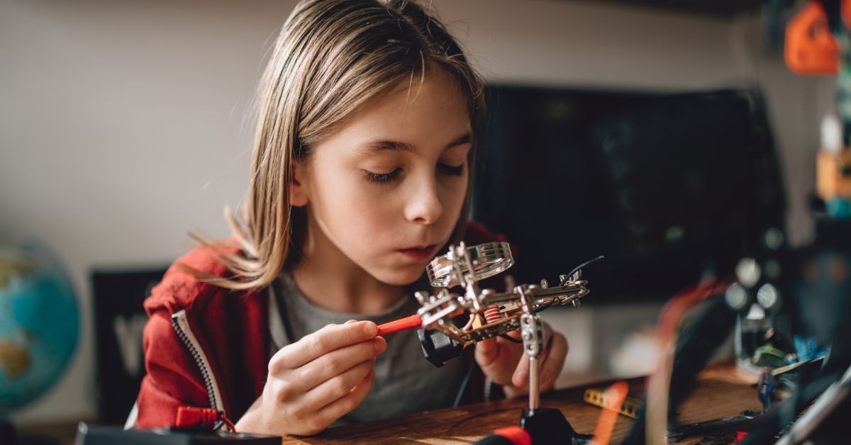Детские изобретения. Креативный ученик. Девушка наука. Девочка изобретатель. Подросток изобретатель.